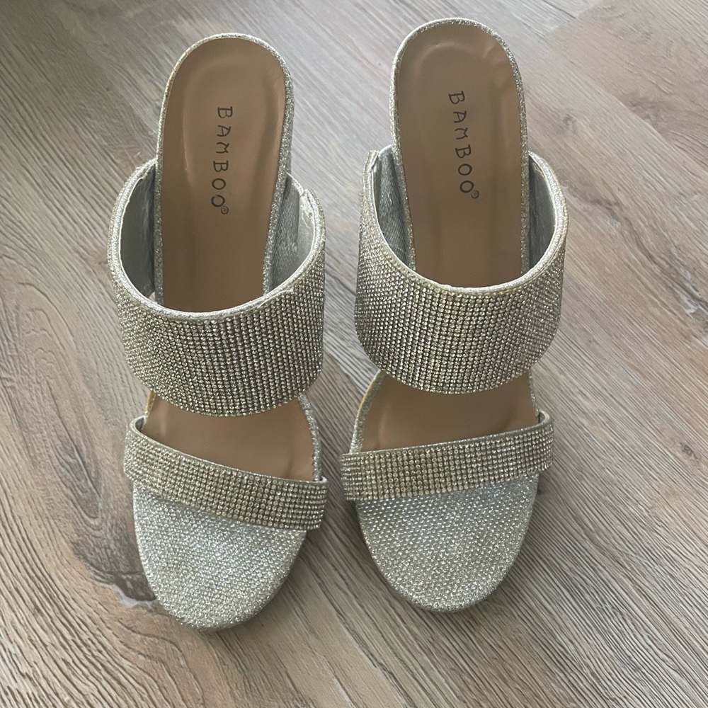 Bamboo Women's Sparkly Rhinestone heel. Size 8.5.
